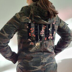 American Eagle Outfitters Camo Utility Jacket Women's M — "LOVE" Floral Embroide